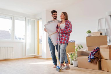 genç bir çift yeni evine taşıdıktan 