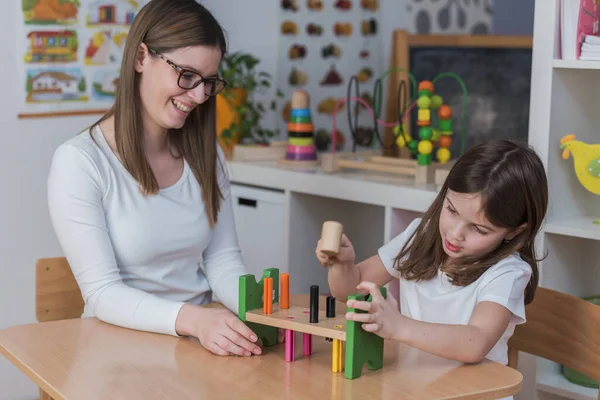 Lehrer Und Kind Spielen Mit Didaktischem Buntem Spielzeug Drinnen Vorschule — Stockfoto