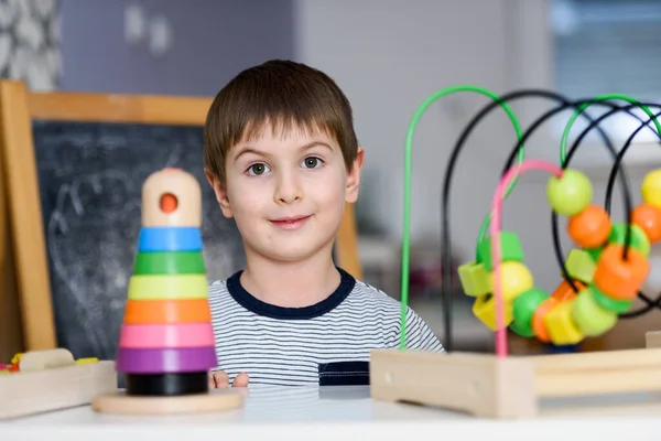 Akıllı Çocuk Didactic Oyuncaklarla Oynar — Stok fotoğraf