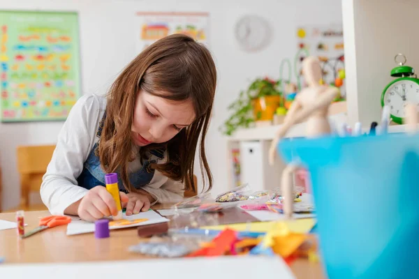 Linda Niña Concentrada Trabajo Clase Arte Kindergarten — Foto de Stock