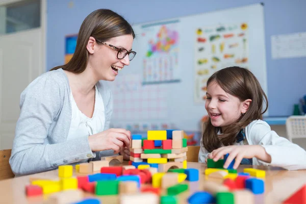 Glad Lärare Och Barn Leker Med Leksaksblock Hemma — Stockfoto