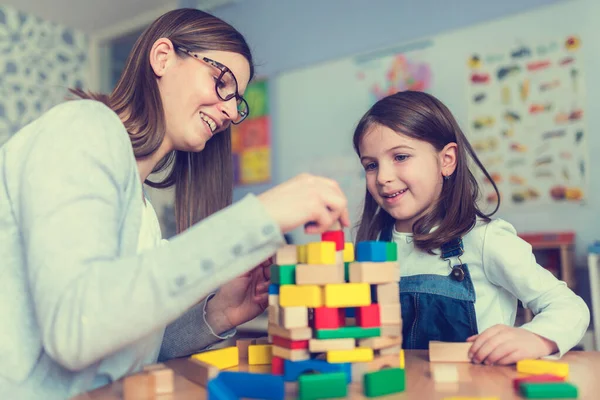 Boldog Tanár Gyerek Játszik Játék Blokkok Otthon — Stock Fotó