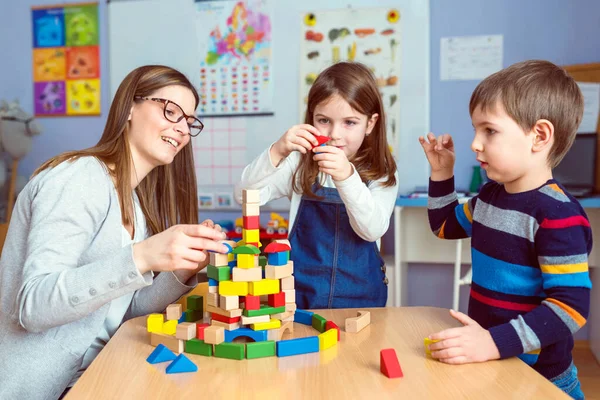 Fröhliche Kinder Spielen Einem Kindergarten Mit Buntem Lehrspielzeug Spielen Sie — Stockfoto