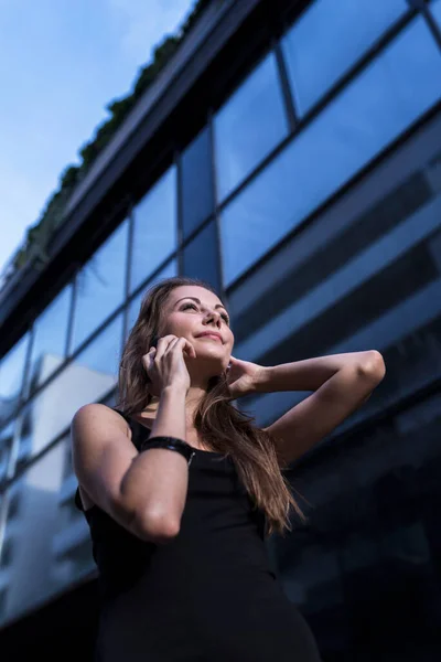 Akıllı Telefondan Konuşan Güzel Kız Şehir Binasının Yanında Duruyor — Stok fotoğraf