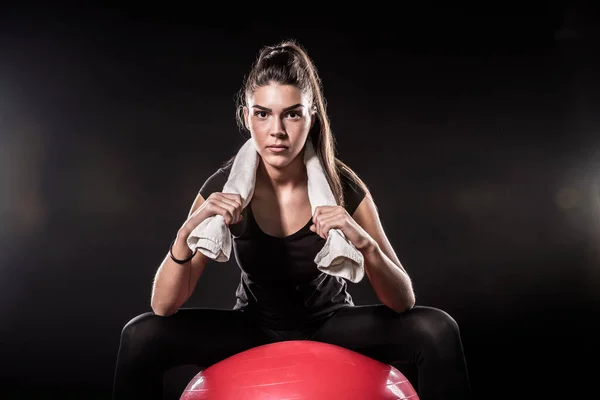ボールを使った若い女性のトレーニング — ストック写真