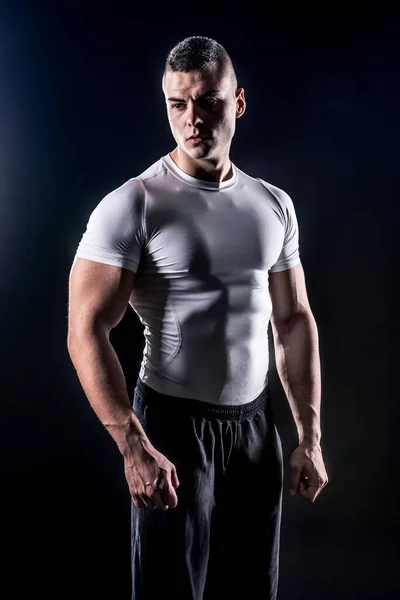 Mladý Pohledný Muž Fitness Model Pózující Černém Pozadí — Stock fotografie