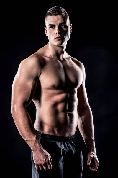 Schöner Mann Mit Sportlichem Körper Posiert Vor Schwarzem Hintergrund — Stockfoto