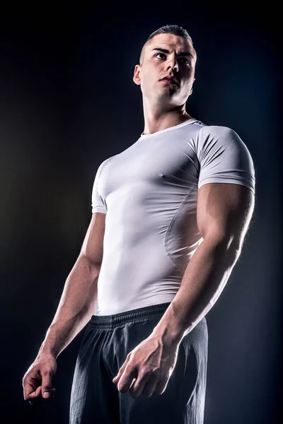 Muskulöser Mann Mit Bart Und Weißem Shirt Auf Schwarzem Hintergrund — Stockfoto