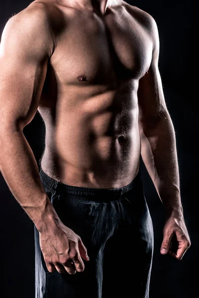 Schöner Mann Mit Sportlichem Körper Posiert Vor Schwarzem Hintergrund — Stockfoto