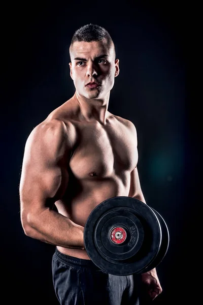 Hübscher Bodybuilder Beim Hantelheben — Stockfoto