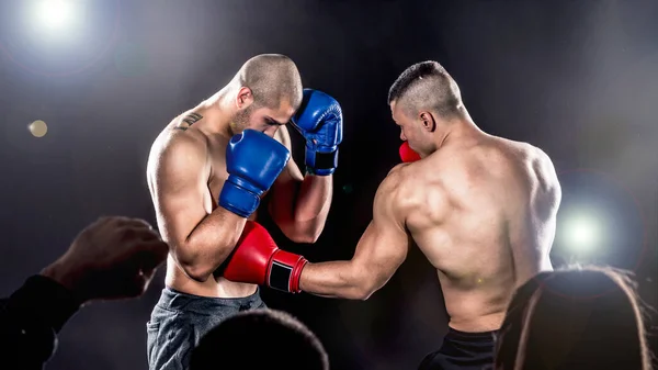 ボクシングファイトの2人の選手 — ストック写真