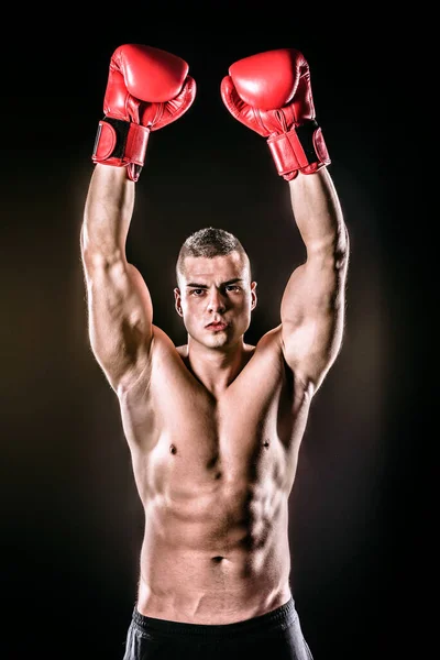 Boxeador Levantando Ambos Brazos Después Victoria —  Fotos de Stock