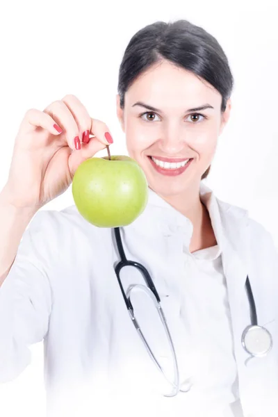Steteskopu Elması Olan Genç Bir Kadın Doktor Beyaza Izole Edilmiş — Stok fotoğraf
