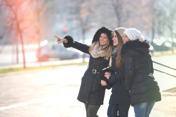 Grupo Meninas Rua Inverno Tempo Apontando Para Direção — Fotografia de Stock