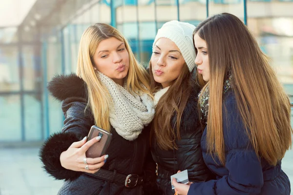 Três Amigas Tirando Selfie Livre — Fotografia de Stock