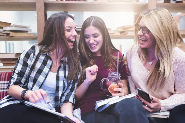 Três Jovens Estudantes Universitárias Casuais Olhando Tablet Rindo — Fotografia de Stock