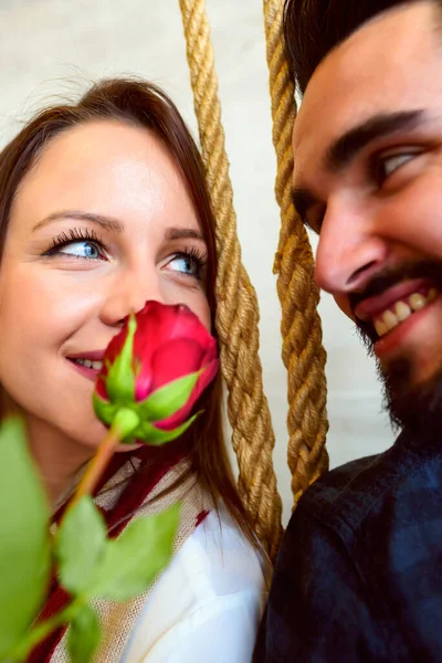 Lächelndes Junges Liebespaar Mit Roter Rose — Stockfoto