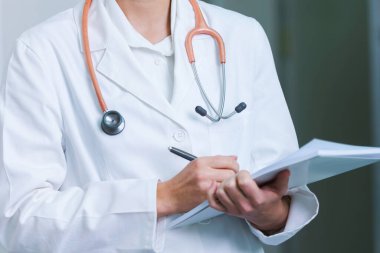 Panoya steteskop yazan doktor, yakın plan.