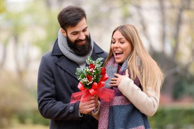 Gülümseyen Romantik Sevgililer Günü Çifti Parkta Çiçeklerle