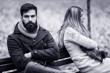 Çift parkta oturan ilişki sorunları