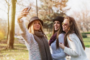 kadın selfie smartphone ile alarak 