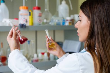 Laboratuvarda çalışan bilim adamı.