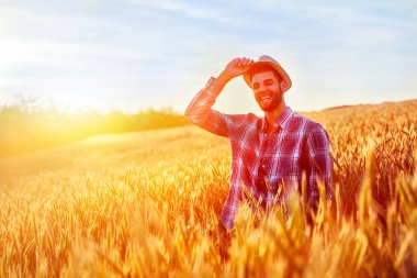 Buğday tarlasında genç bir çiftçi