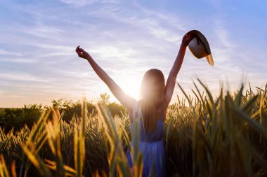 Buğday tarlasında güzel genç bir kadın.