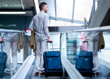 Havaalanında bagajlı bir adam var. 