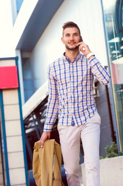cep telefonu açık havada olan genç adam 
