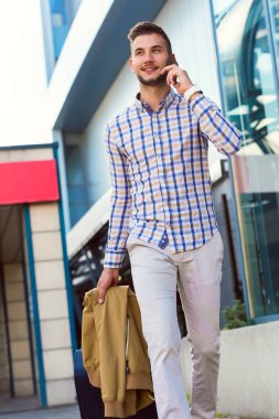cep telefonu açık havada olan genç adam 