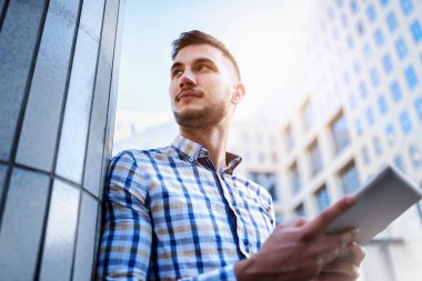 Dijital tablet kullanan işadamı 