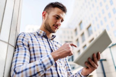 Dijital tablet kullanan işadamı 