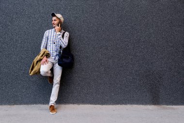 cep telefonu açık havada olan genç adam 