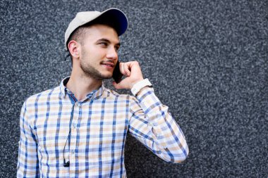 cep telefonu açık havada olan genç adam 