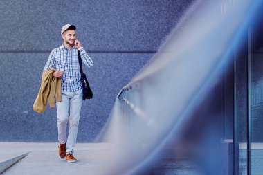 cep telefonu açık havada olan genç adam 