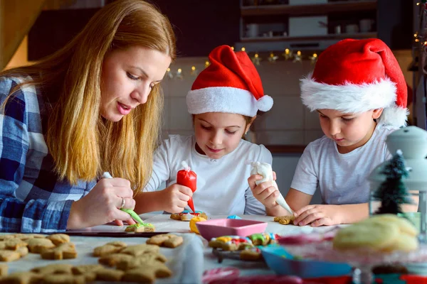 Anya Gyerekekkel Sütit Süt Karácsonyra — Stock Fotó
