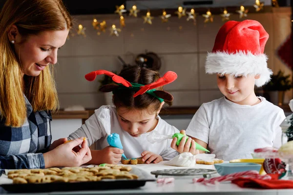 Mãe Com Crianças Fazendo Biscoitos Para Natal — Fotografia de Stock