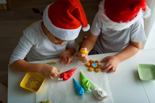 Duas Crianças Felizes Decorando Biscoitos Para Férias Casa — Fotografia de Stock