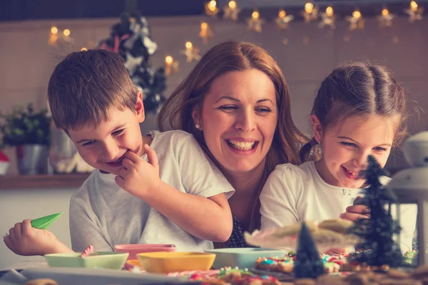 Moeder Met Kinderen Bakken Koekjes Voor Kerstmis — Stockfoto