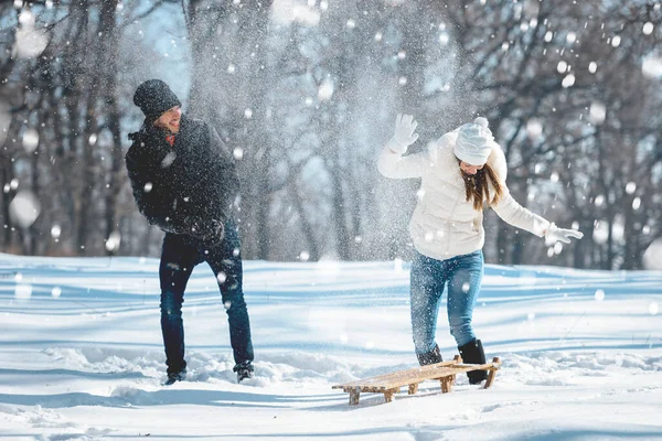 Молодая Пара Играет Снегом Зимнем Лесу — стоковое фото