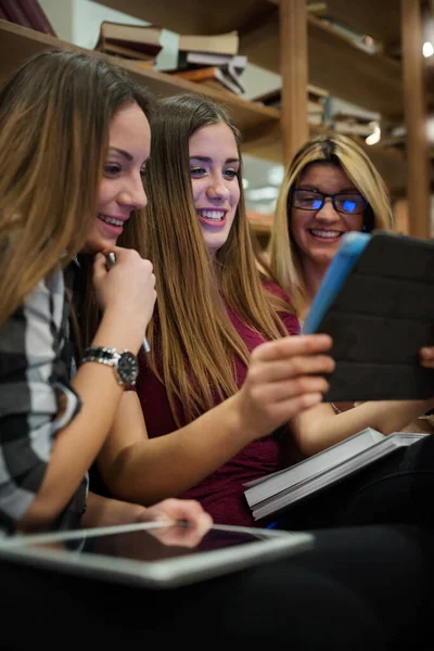 Studentinnen Suchen Tablet Der Schulmensa — Stockfoto