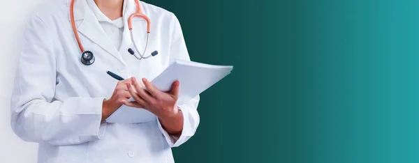 Kadın Doktor Arka Planda Pano Steteskop Tutuyor — Stok fotoğraf