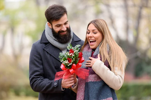 Casal Romântico Sorridente Dia Dos Namorados Com Flores Parque — Fotografia de Stock