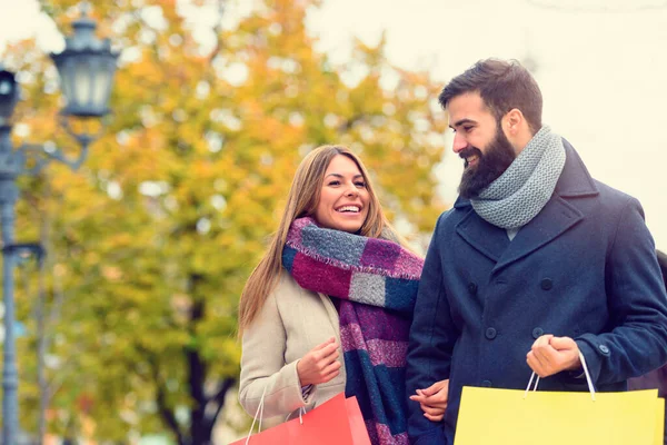 Sorridente Coppia Romantica All Aperto Con Shopping Bag — Foto Stock