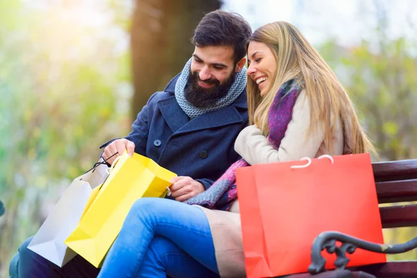 Sorridente Coppia Romantica All Aperto Con Shopping Bag — Foto Stock