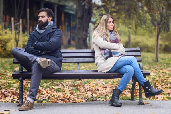 一对坐在公园里有关系问题的夫妇 — 图库照片