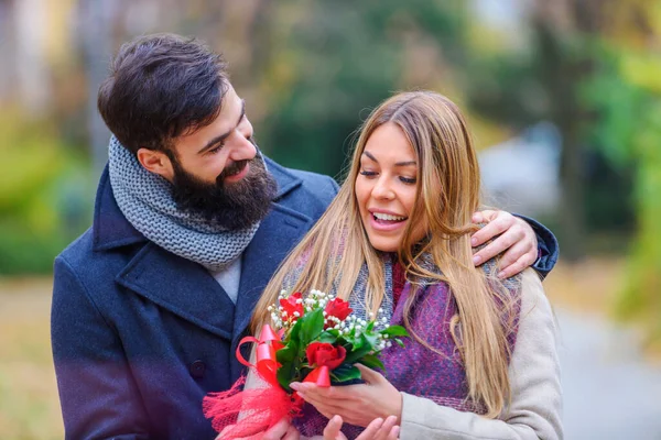 Χαμογελώντας Ρομαντικό Ζευγάρι Ημέρα Του Αγίου Βαλεντίνου Λουλούδια Στο Πάρκο — Φωτογραφία Αρχείου