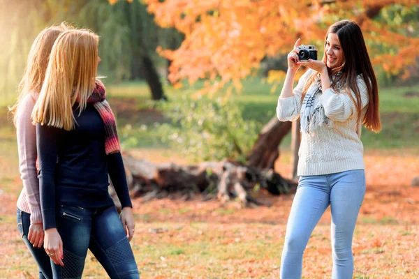 Jovem Mulher Fotografando Seus Amigos Parque Poder Menina — Fotografia de Stock