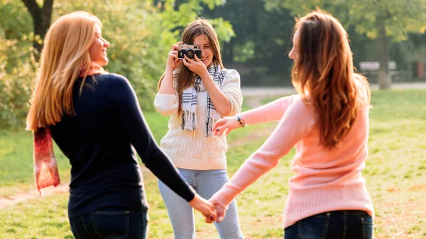 Jovem Mulher Fotografando Seus Amigos Parque Poder Menina — Fotografia de Stock